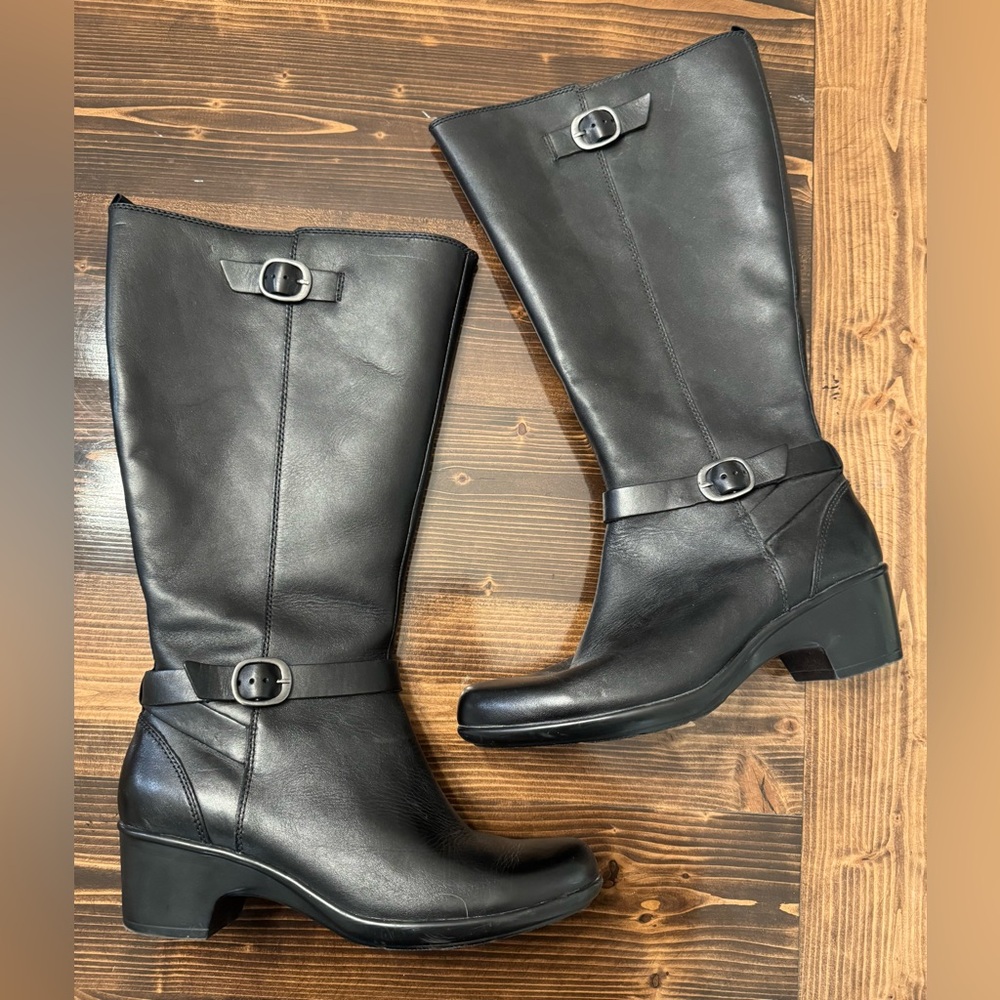 Clarks‎ Black Heeled Wide Calf Leather Boots with Buckle Detail 8.5 EUC